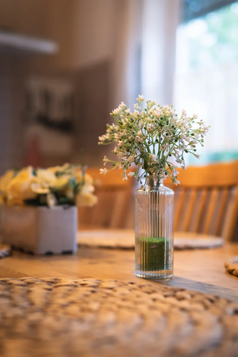 Blumenvase auf dem Esstisch, Detailaufnahme