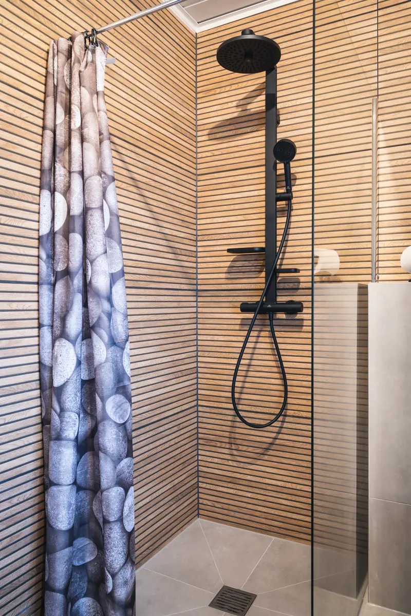 Ebenerdige Dusche mit schwarzer Regendusche